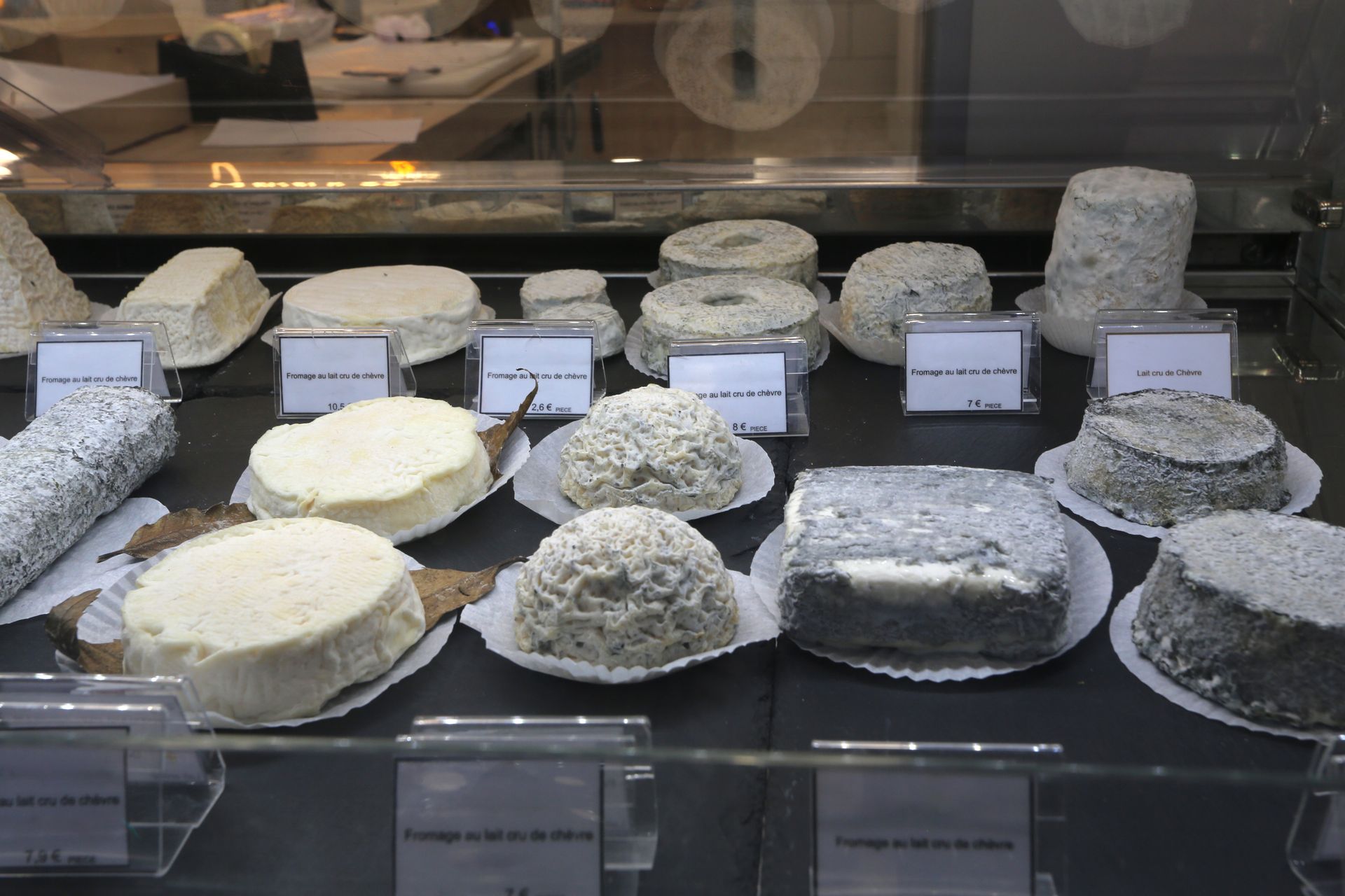 Du fromage dans une vitrine.