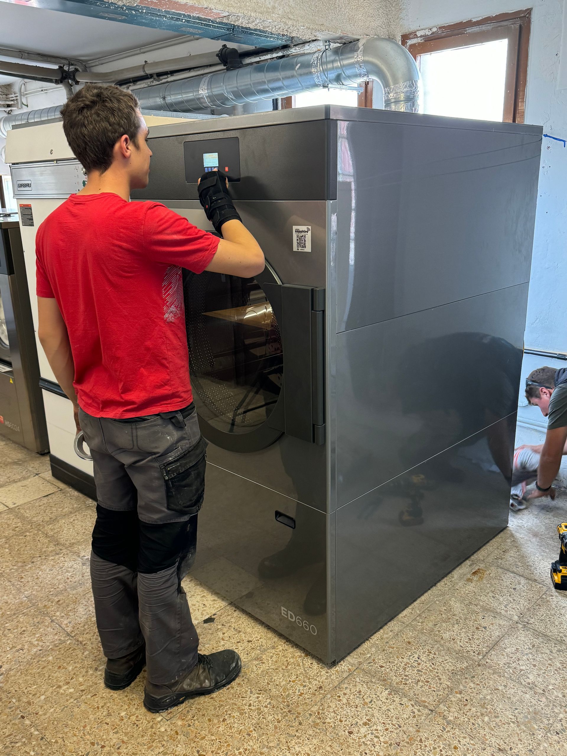 Une tasse posée sur une machine à café.