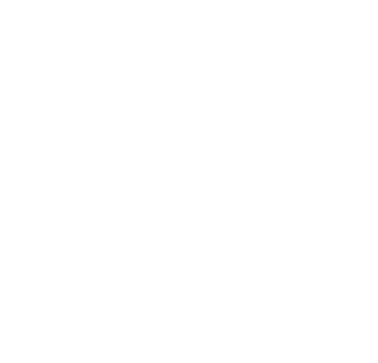 Un grupo diverso de personas se encuentra de pie en fila sobre un campo de hierba,