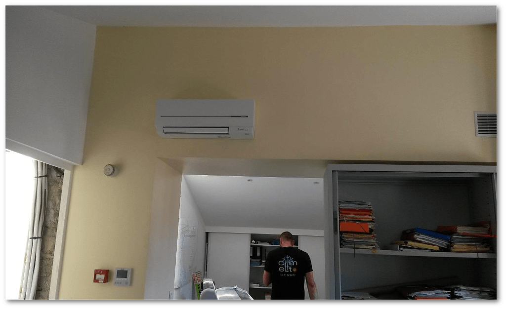 Climatiseur au-dessus d'une ouverture