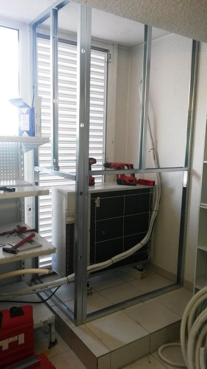 Mise en place de rails de plaque de plâtre pour cacher une pompe à chaleur
