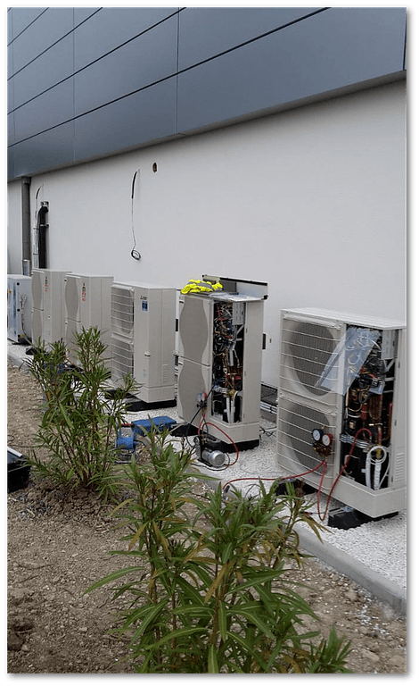 Nombreuses pompes à chaleur extérieures en cours d'installation