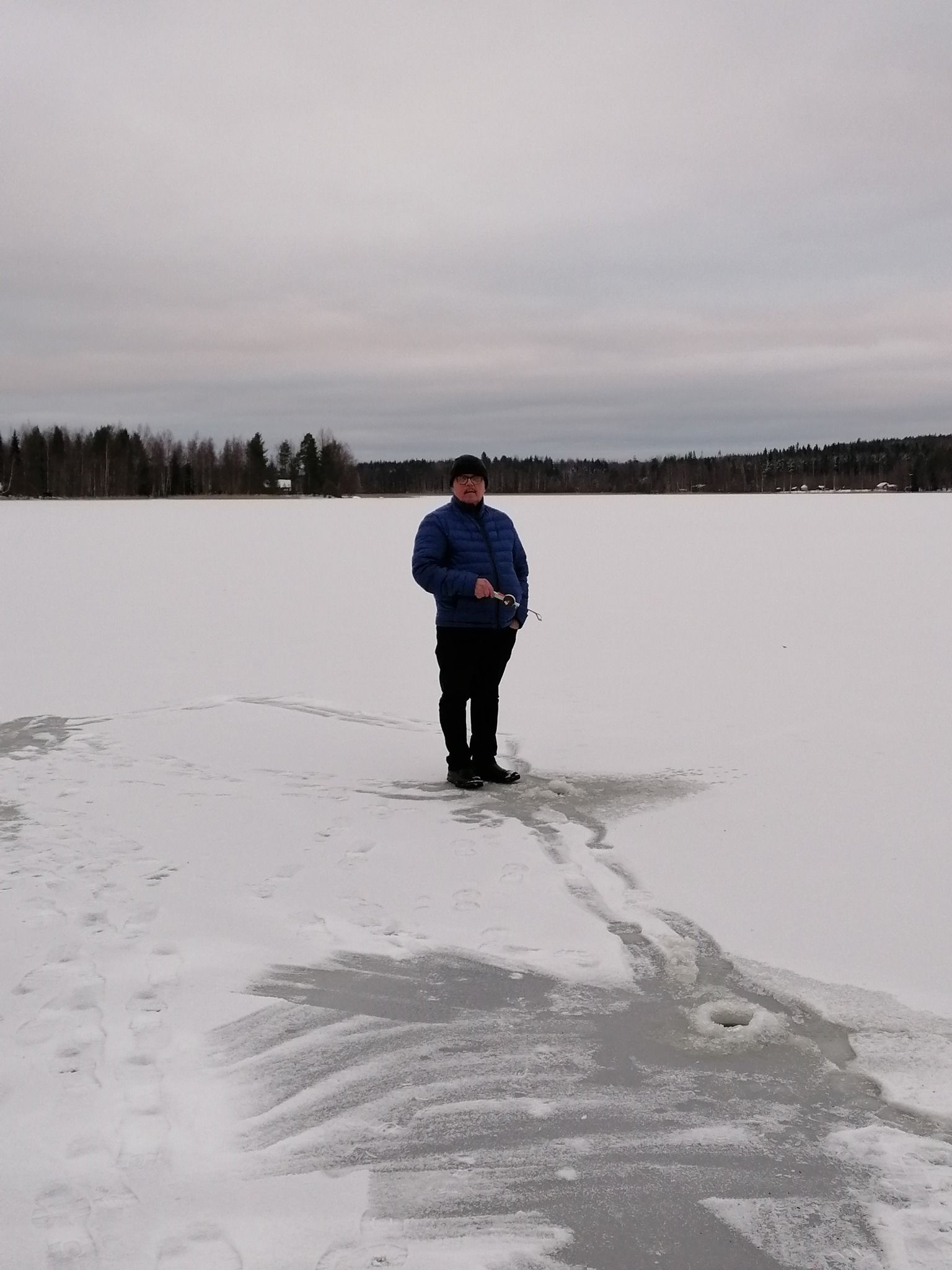 Pilkkijä järvellä