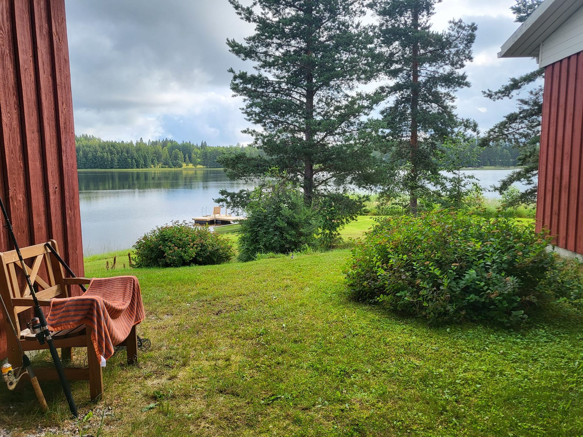 Näkymä järven rantaa