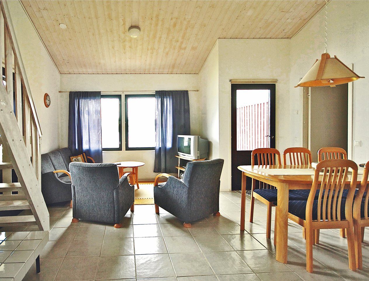 Huoneisto 1:ssä on kolme makuuhuonetta, tupakeittiö ja kylpyhuone-saunaosasto.