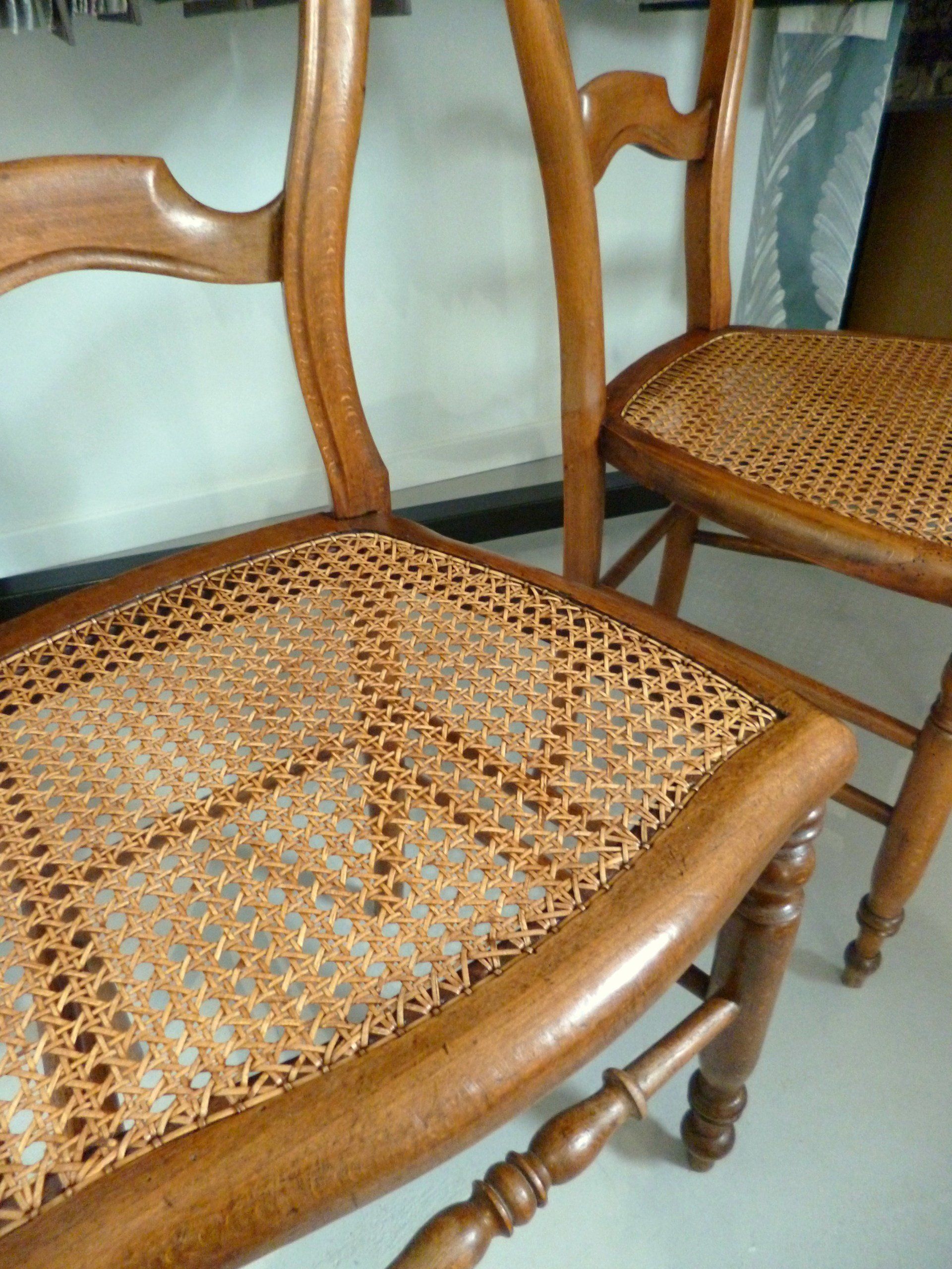 Deux chaises en bois à assise tressée dans une pièce aux tons clairs