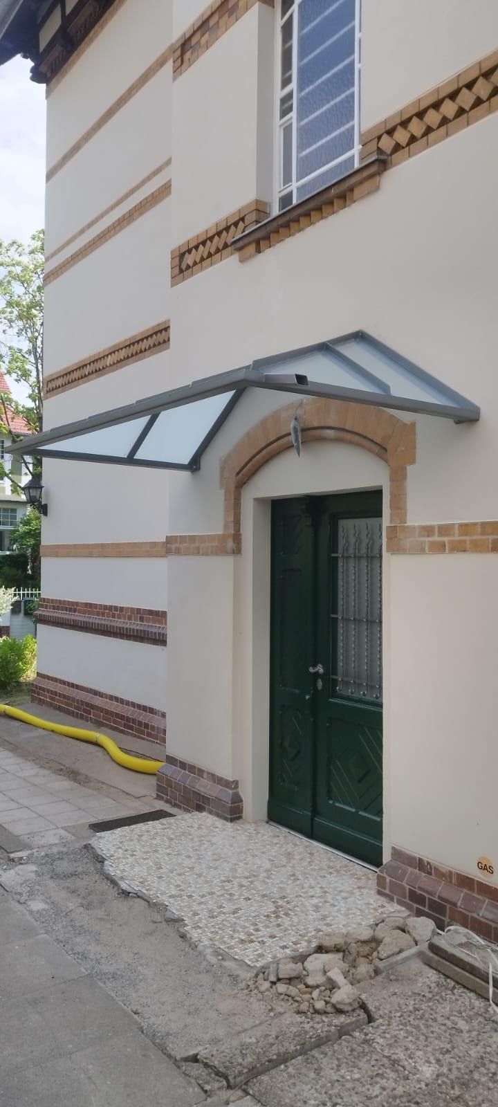 Türüberdachung aus Glas und Metal