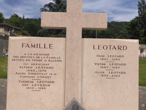Monument funéraire familial en pierre avec croix.