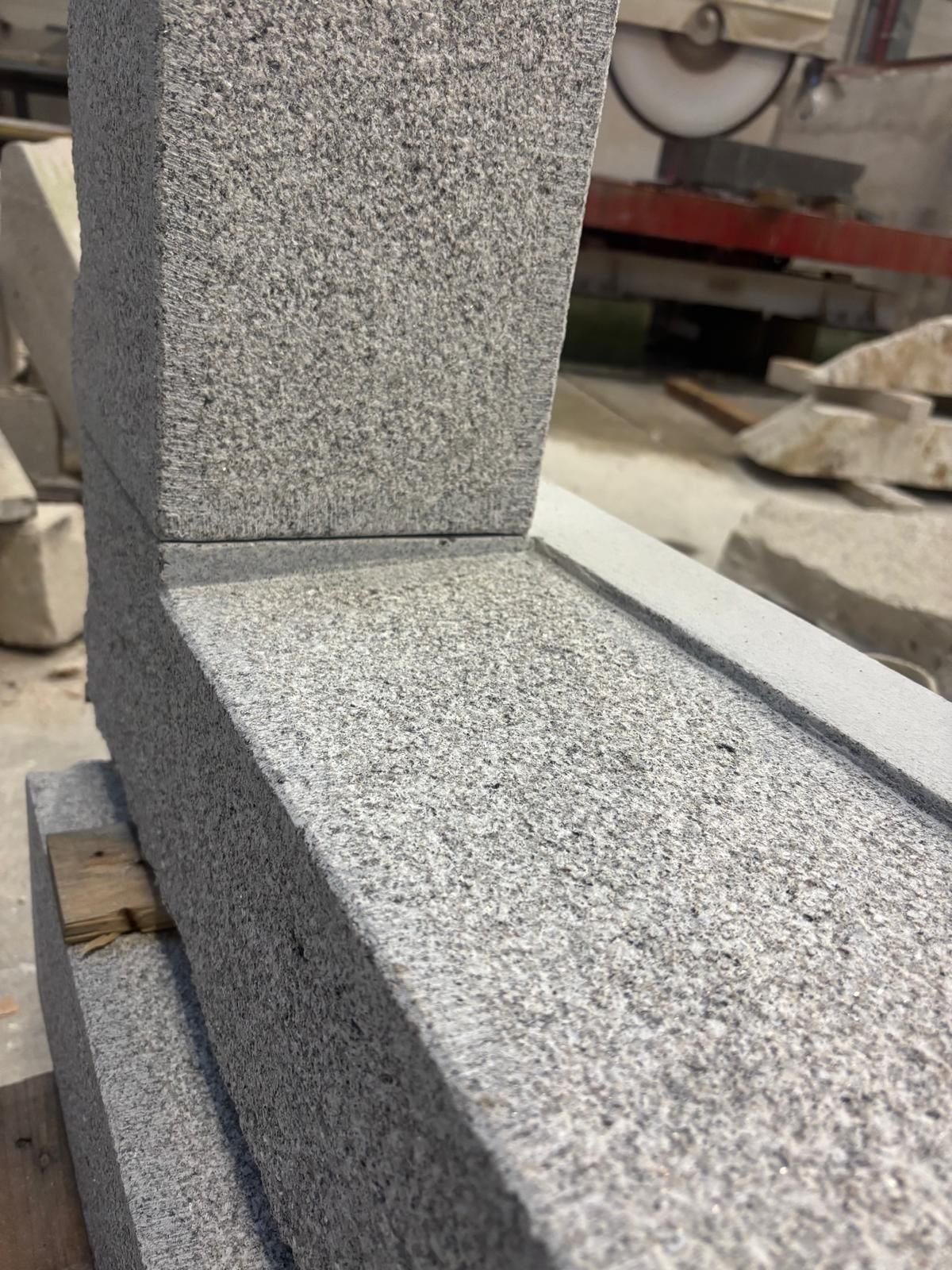 Coin banquette en granit avec blocs de pierre grise texturée à l'extérieur