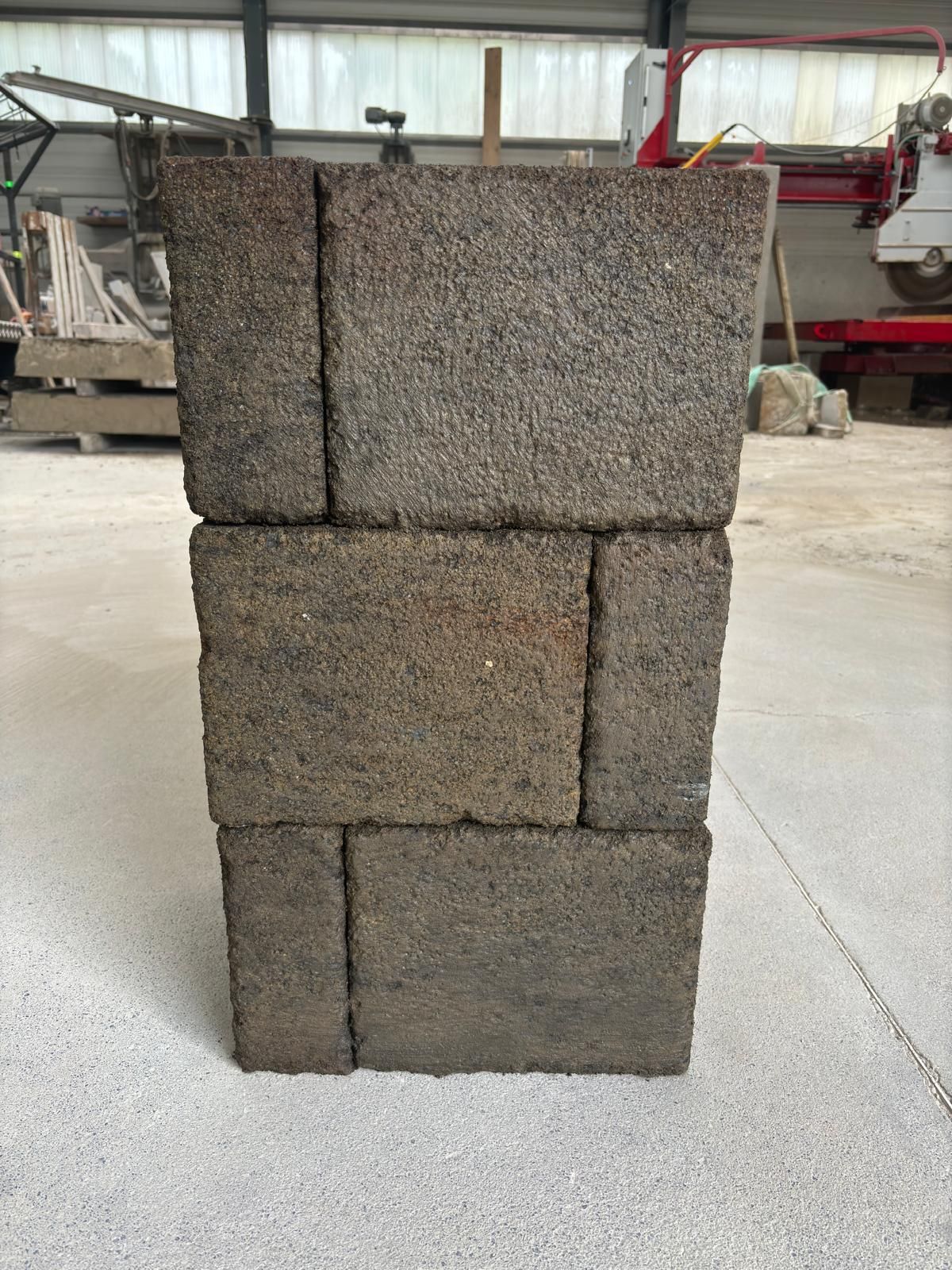 Blocs de béton empilés dans un entrepôt ou un atelier