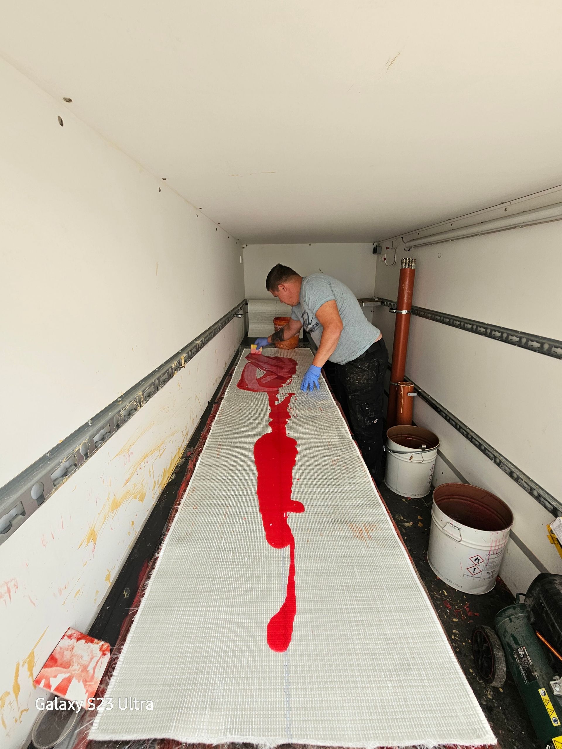 Mitarbeiter von Alonso Angel Rohr- u. Kanalreinigung reinigen Kanal