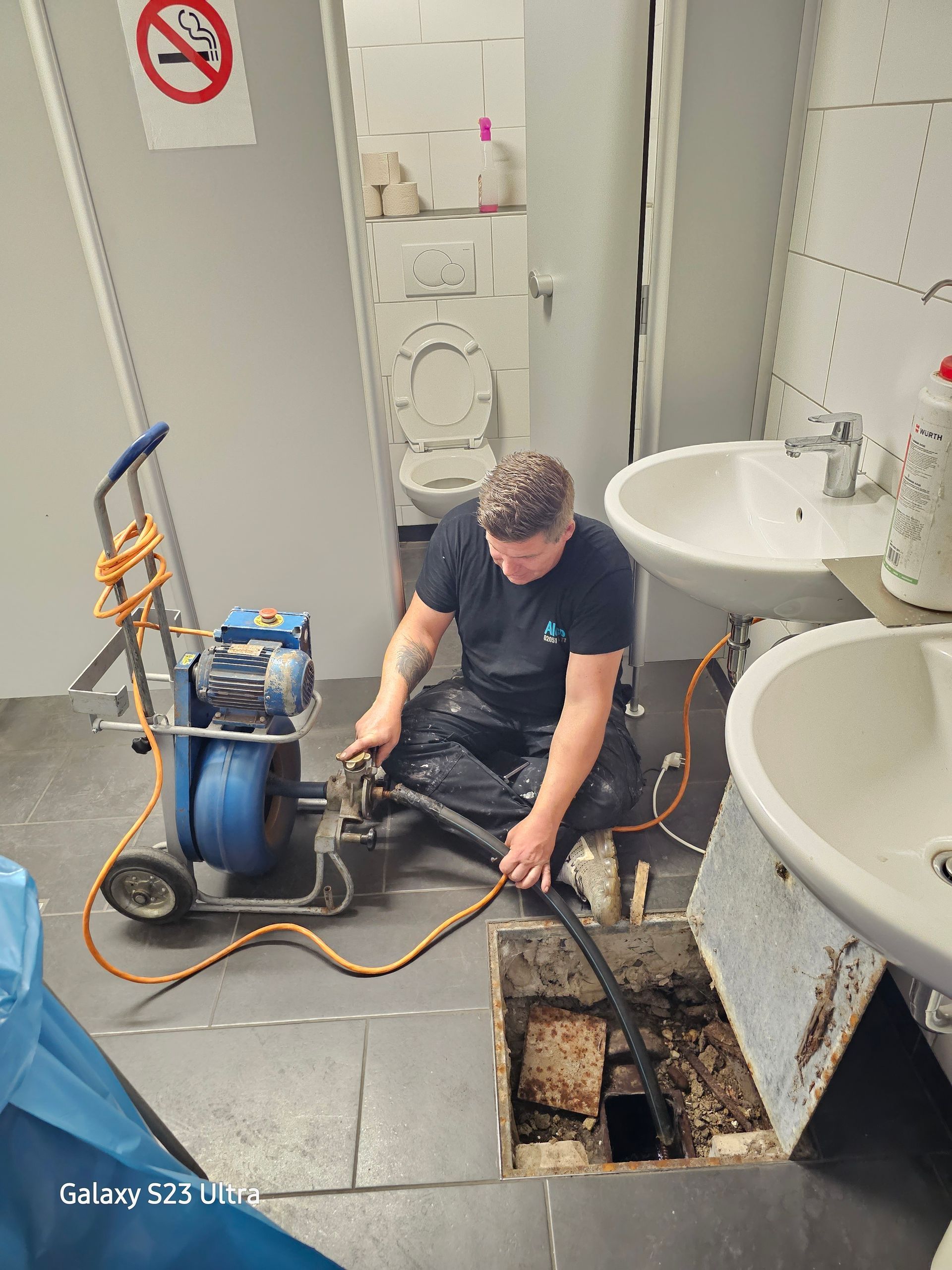 Mitarbeiter von Alonso Angel Rohr- u. Kanalreinigung reinigen Kanal