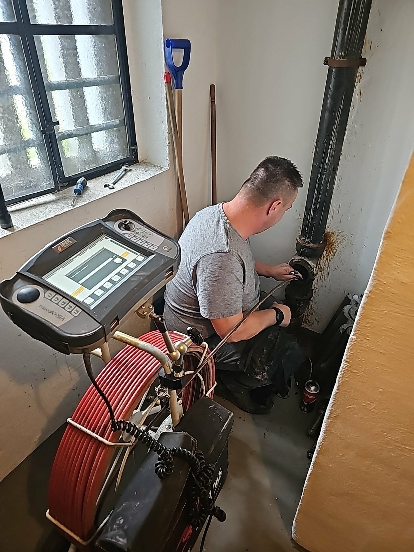 Mitarbeiter von Alonso Angel Rohr- u. Kanalreinigung untersucht Kanal