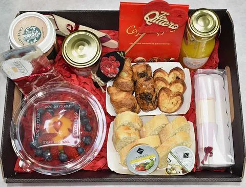 Una caja llena de una variedad de alimentos y bebidas.