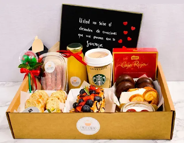 Una caja llena de comida y un vaso de Starbucks