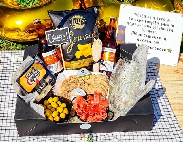 Una caja llena de una variedad de bocadillos y bebidas.