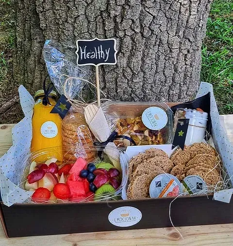 Una caja llena de comida y un cartel que dice 