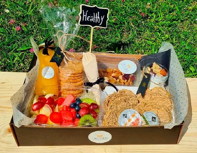 Una caja de comida con un cartel que dice 