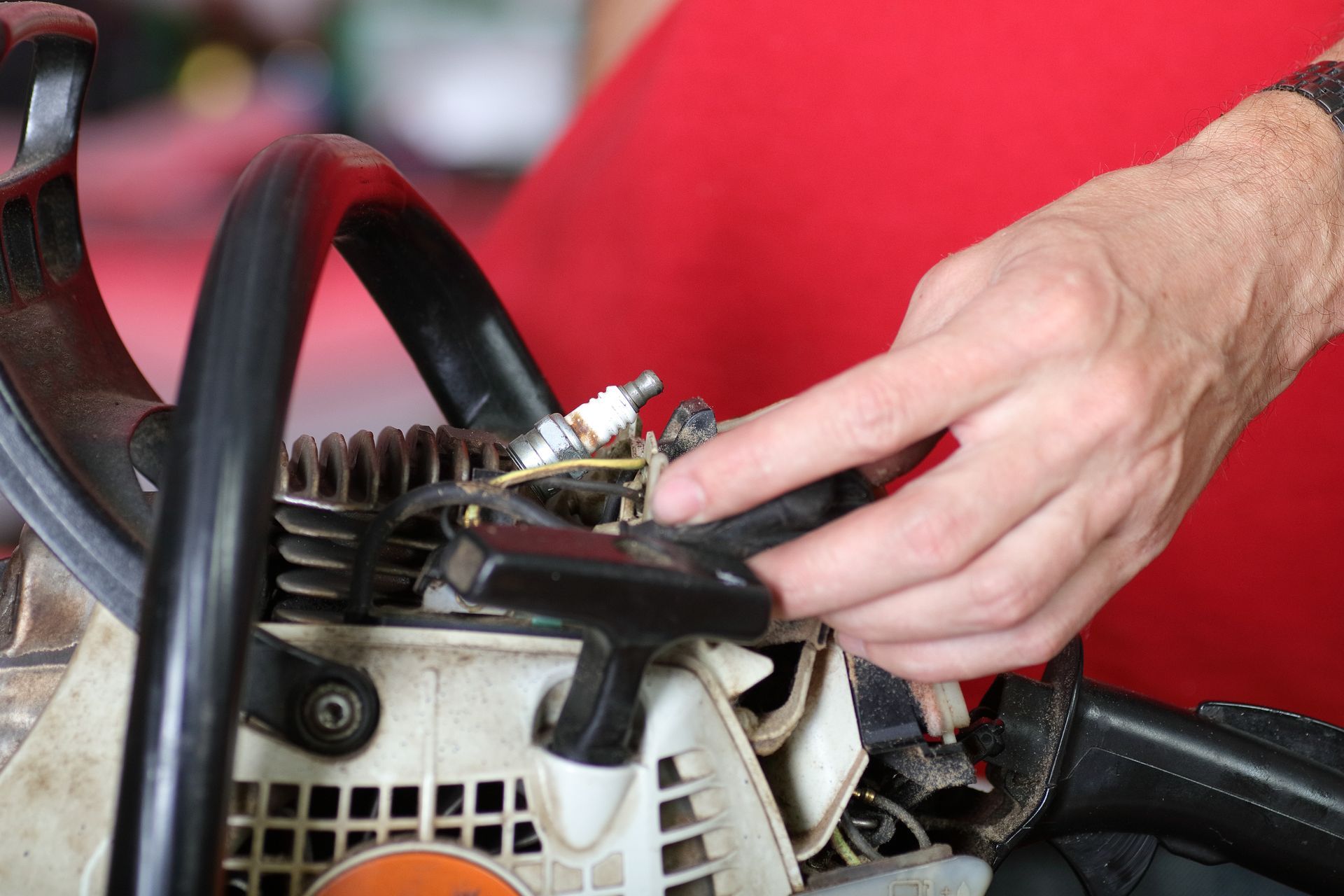 Eine Person repariert eine Kettensäge.