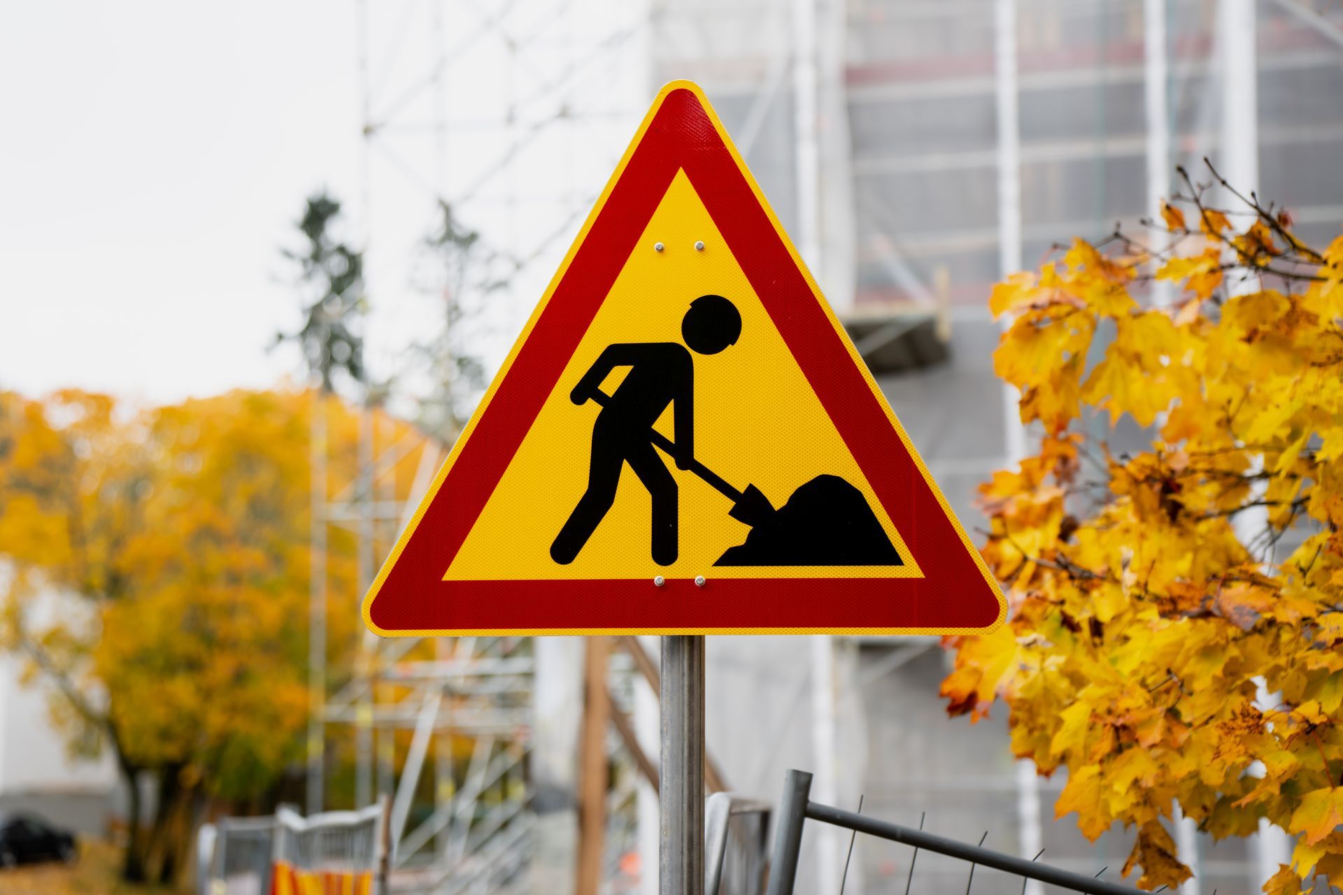 Panneau de signalisation pour des travaux publics à proximité.
