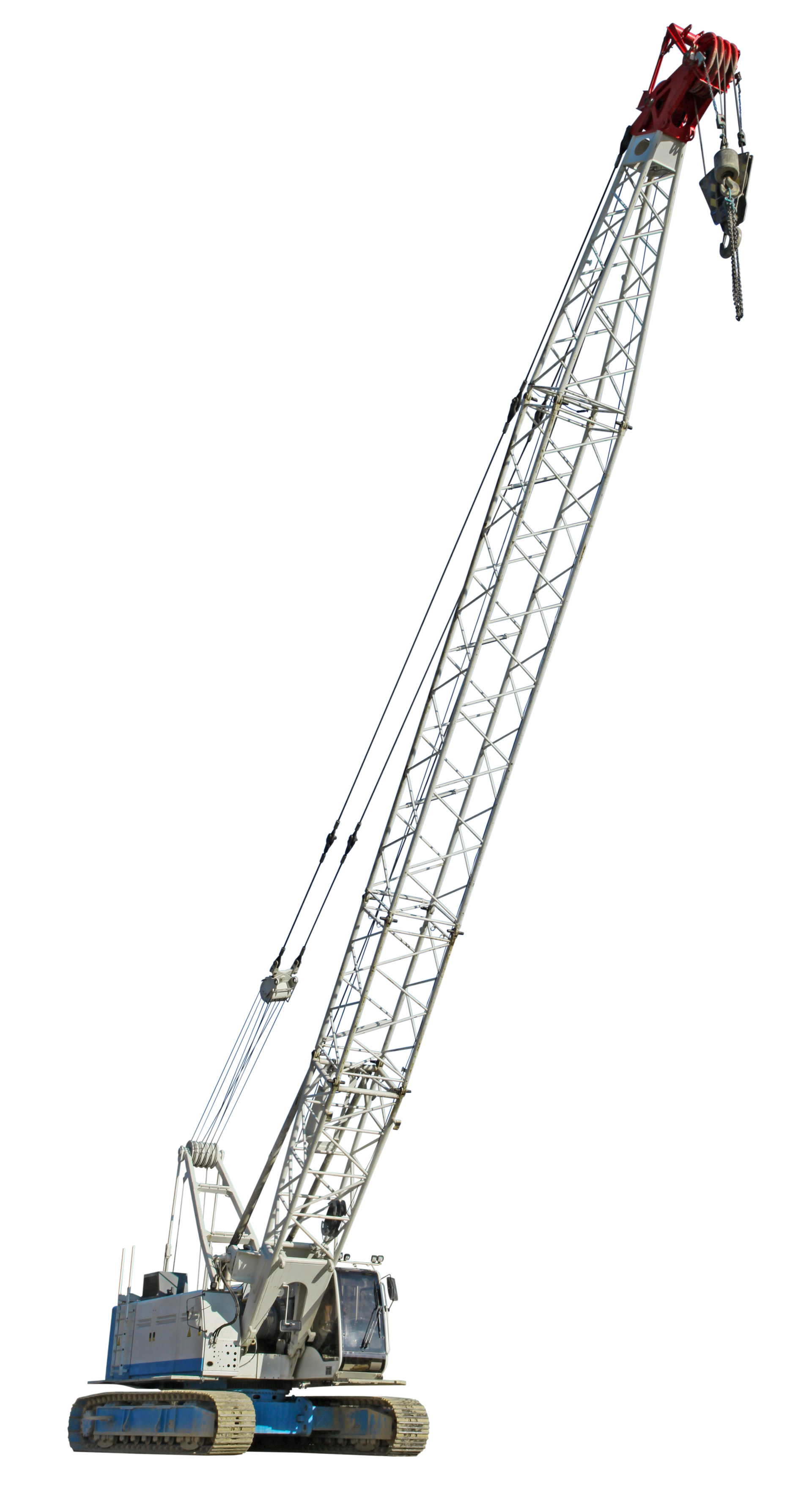 Grue sur chenilles avec longue flèche treillis et crochet, inclinée sur fond blanc.