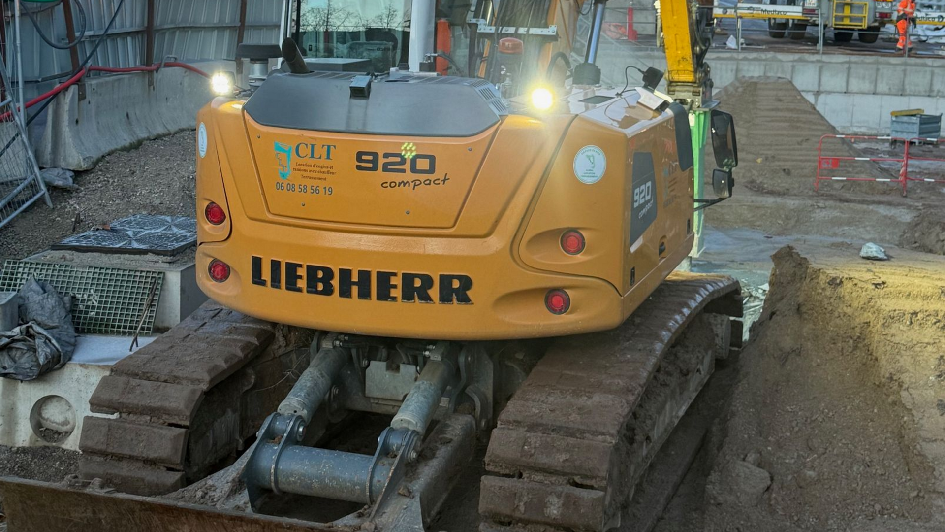Pelle mécanique Liebherr 920 jaune sur un chantier de construction.