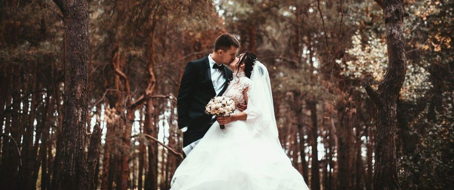 Une prise de vue d'un couple de mariés dans les bois