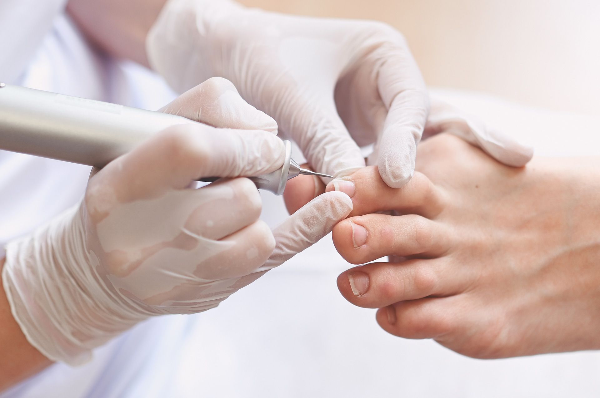 Füße werden in einem Fußbad von einer anderen Person gewaschen.