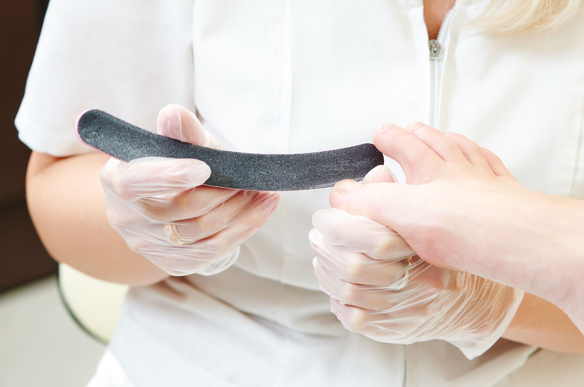 Nägel werden gefeilt