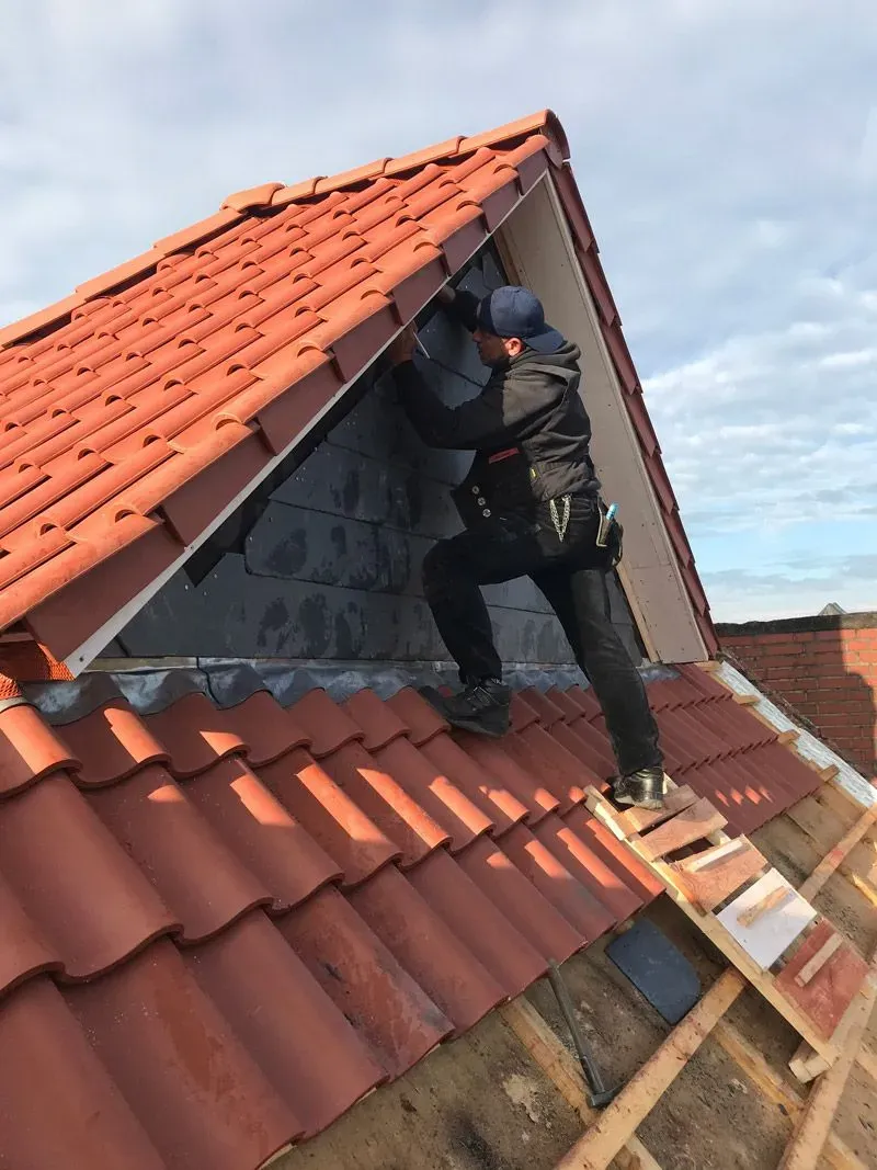 Ein Mann arbeitet auf dem Dach eines Hauses