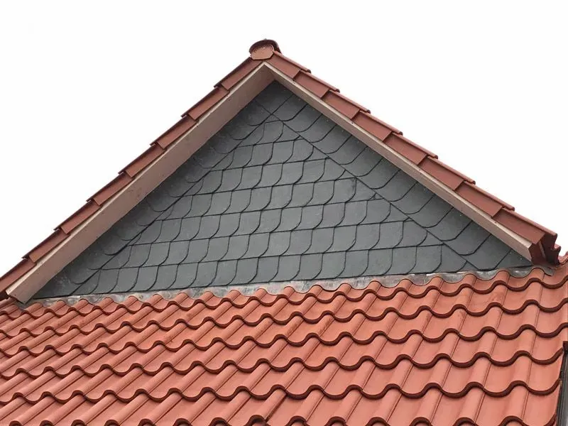 Ein rotes Ziegeldach mit einem grauen Schieferdach