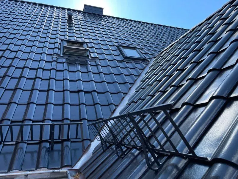 Ein Dach mit einer Leiter darauf und einem Fenster