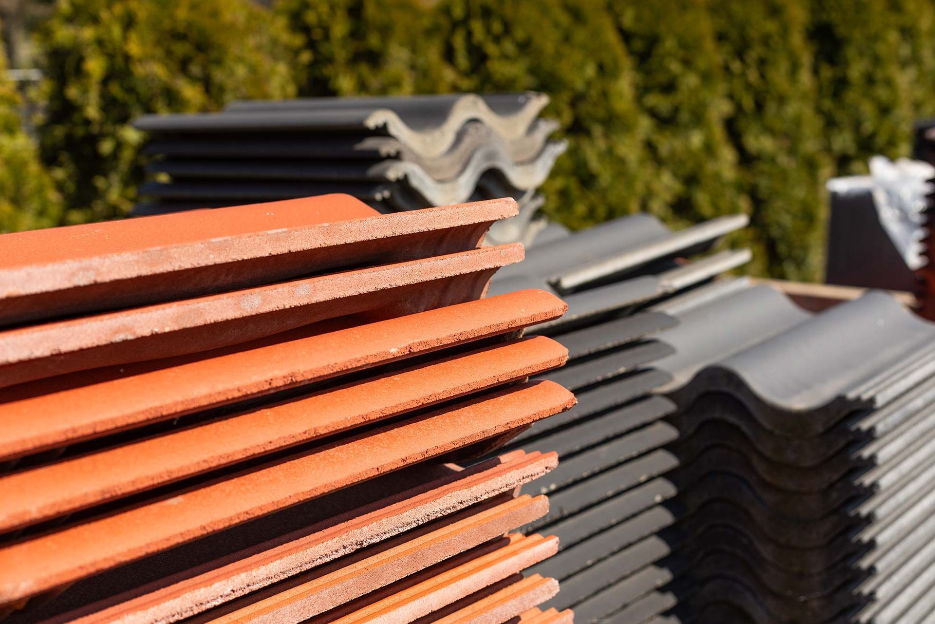 Ein Stapel übereinander liegender Dachziegel.