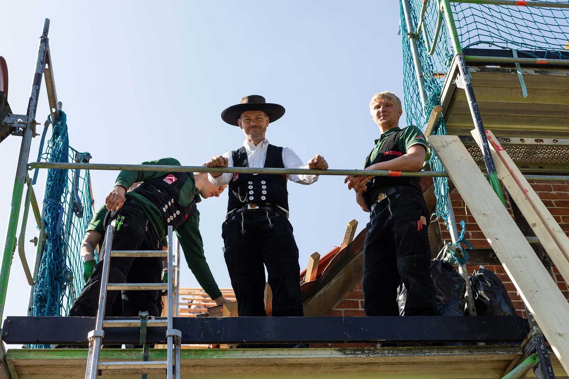 Eine Gruppe von Bauarbeitern steht auf einem Gerüst