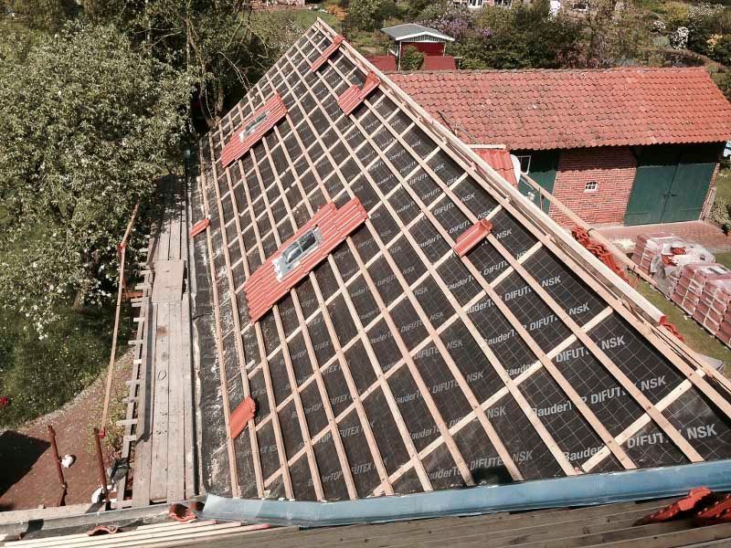 Eine Luftaufnahme eines Daches, das gerade gebaut wird