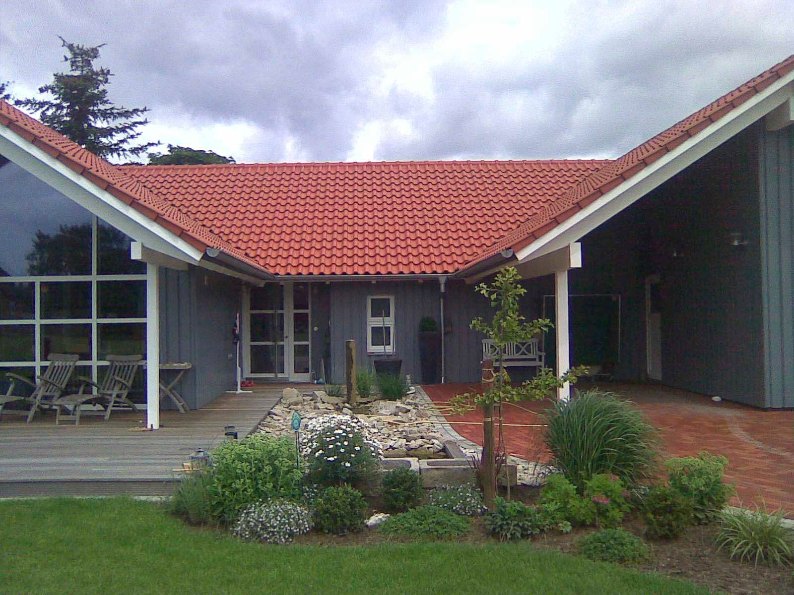 Ein großes Haus mit einem roten Ziegeldach