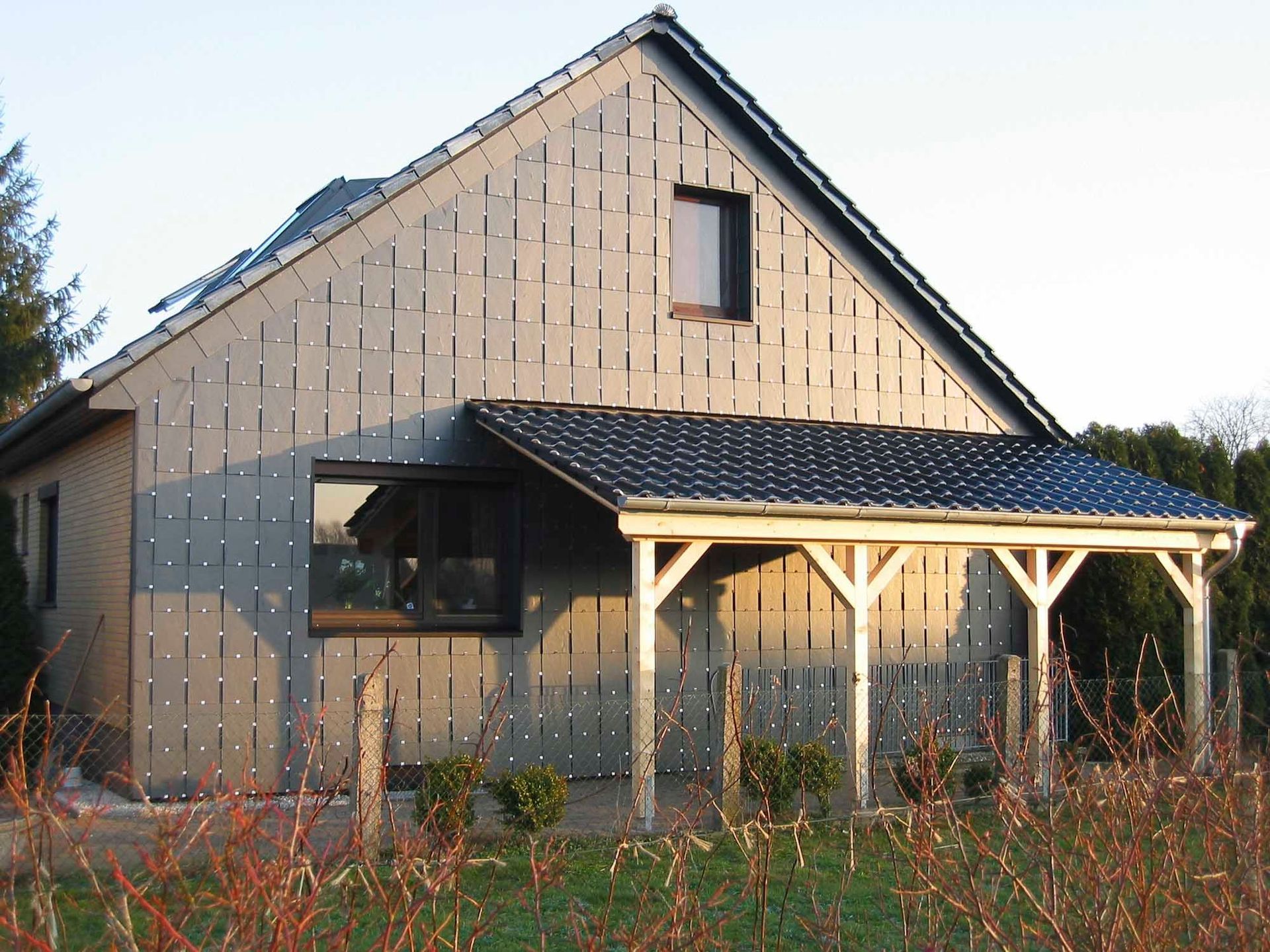 Ein Haus mit einer Veranda an der Seite