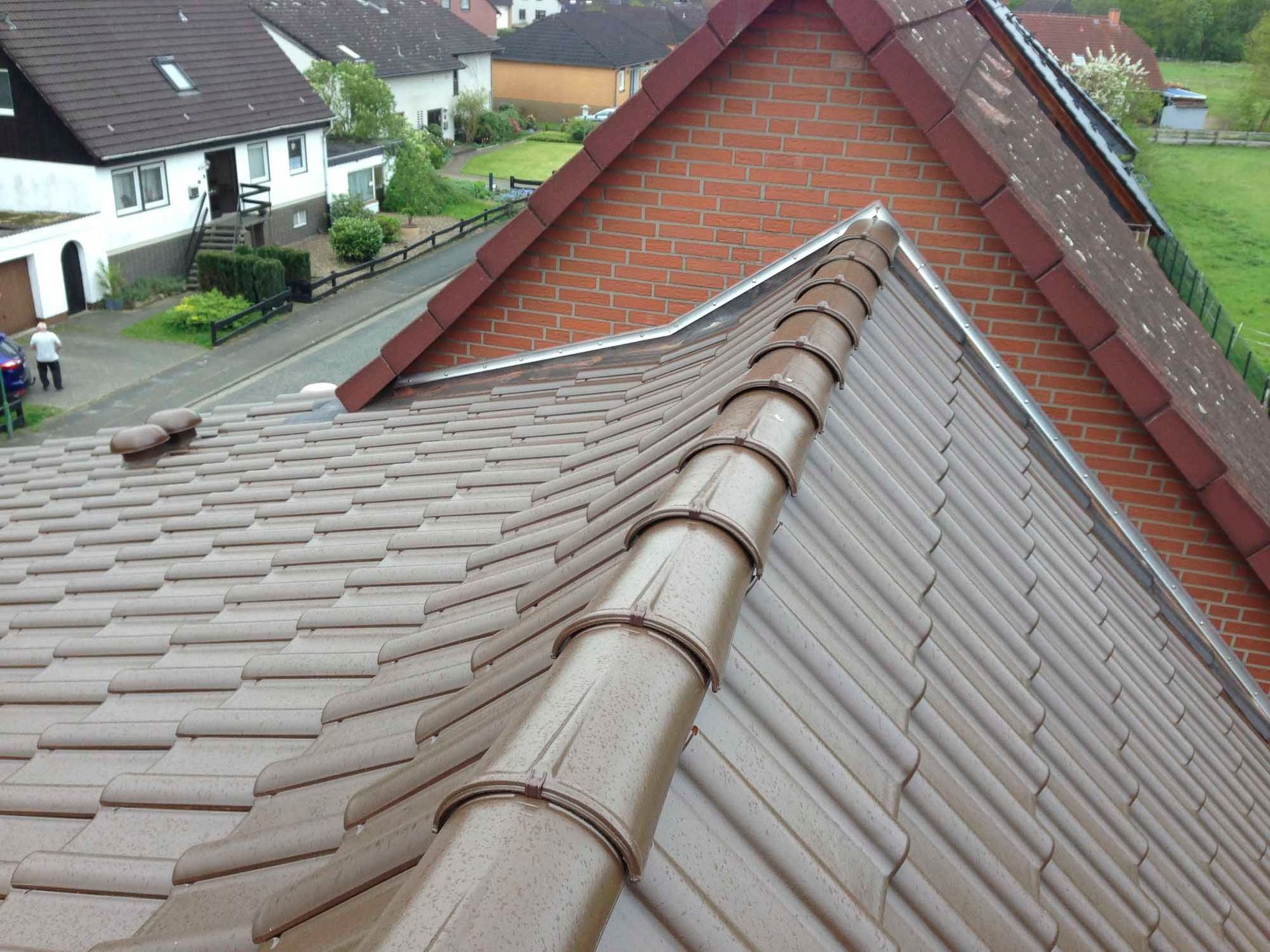 Ein Dach mit einem gemauerten Schornstein an der Seite