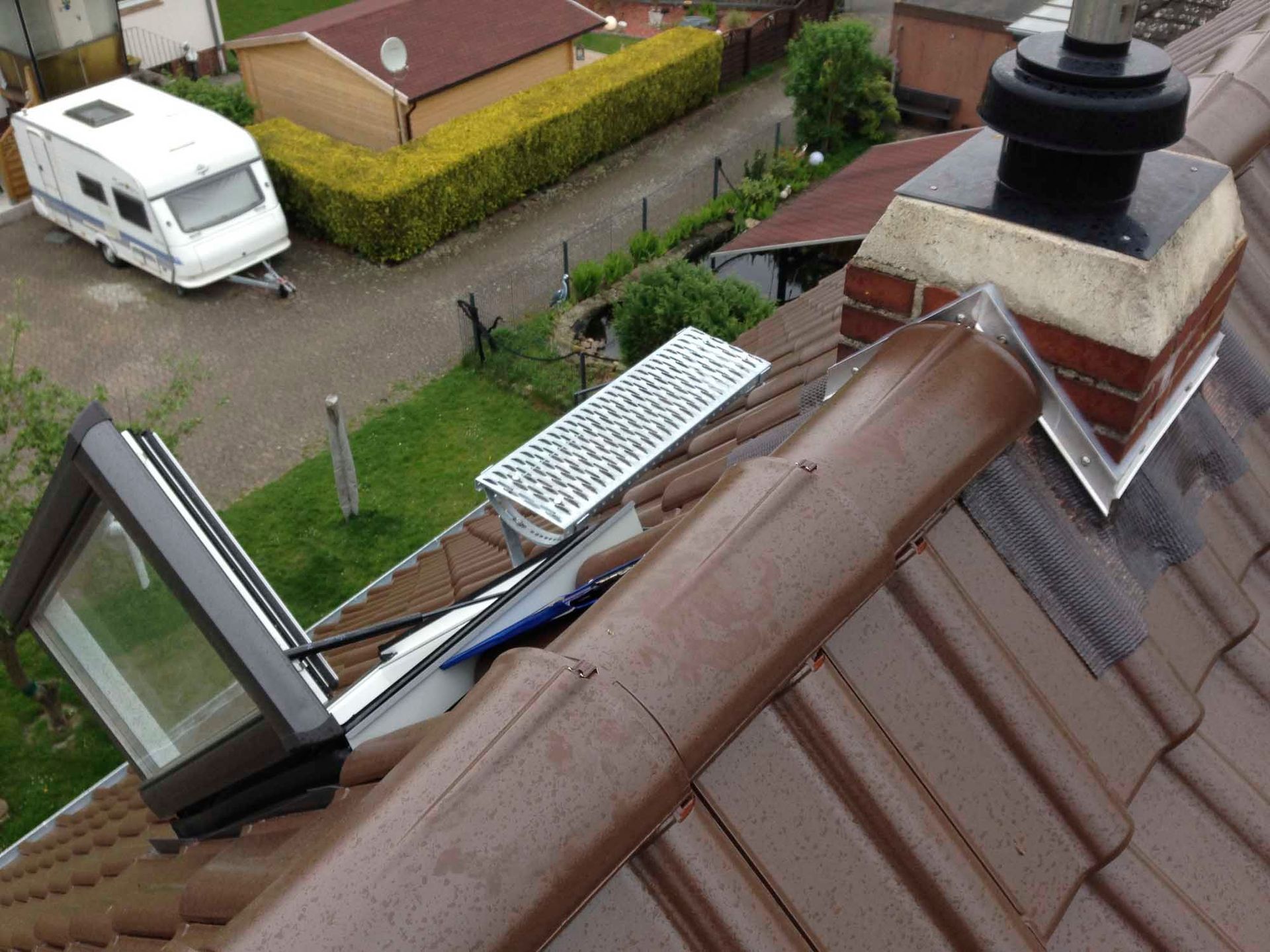 Ein Dach mit einem Fenster und einem Schornstein darauf