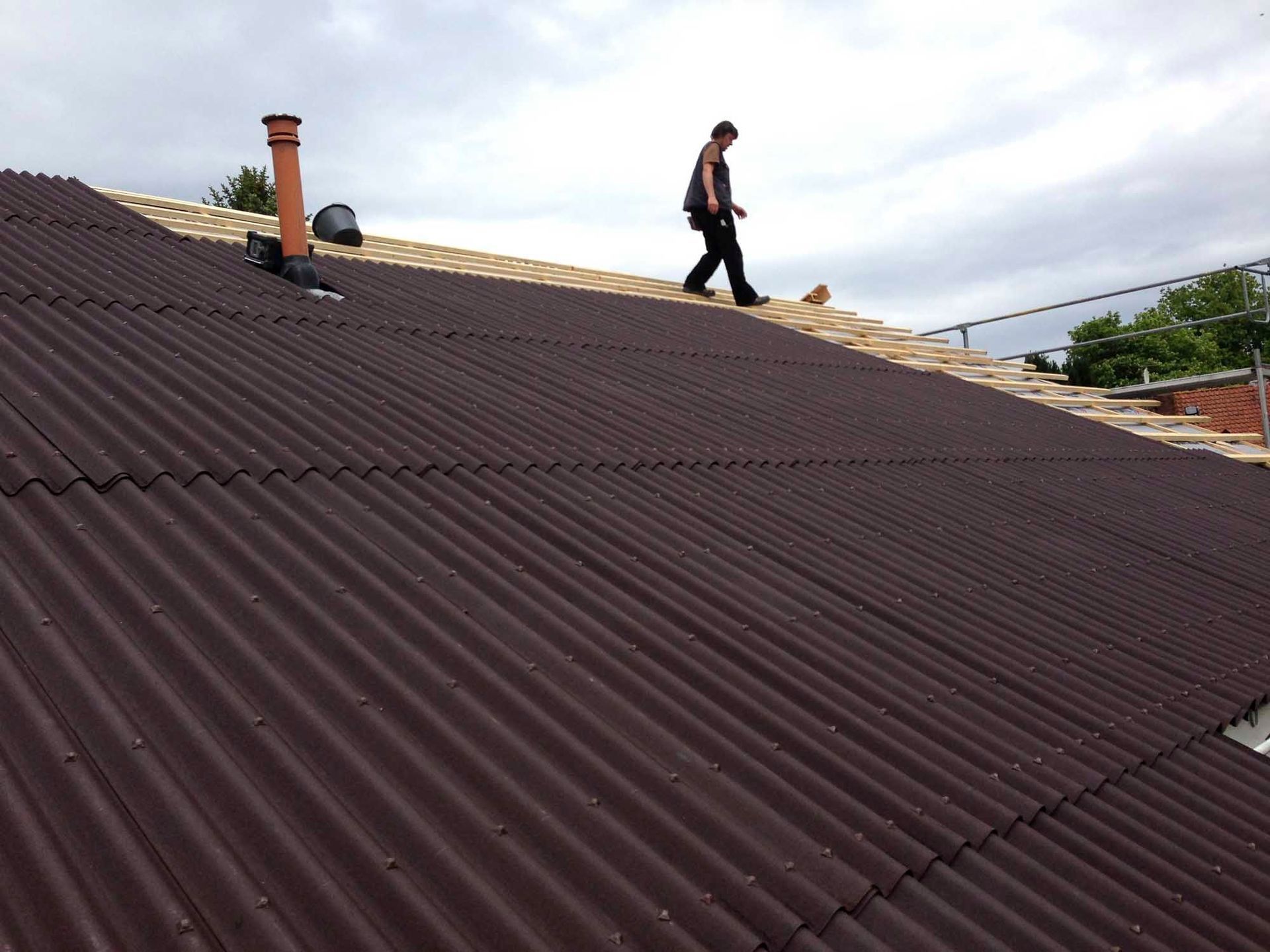 Ein Mann, der auf einem braunen Dach steht