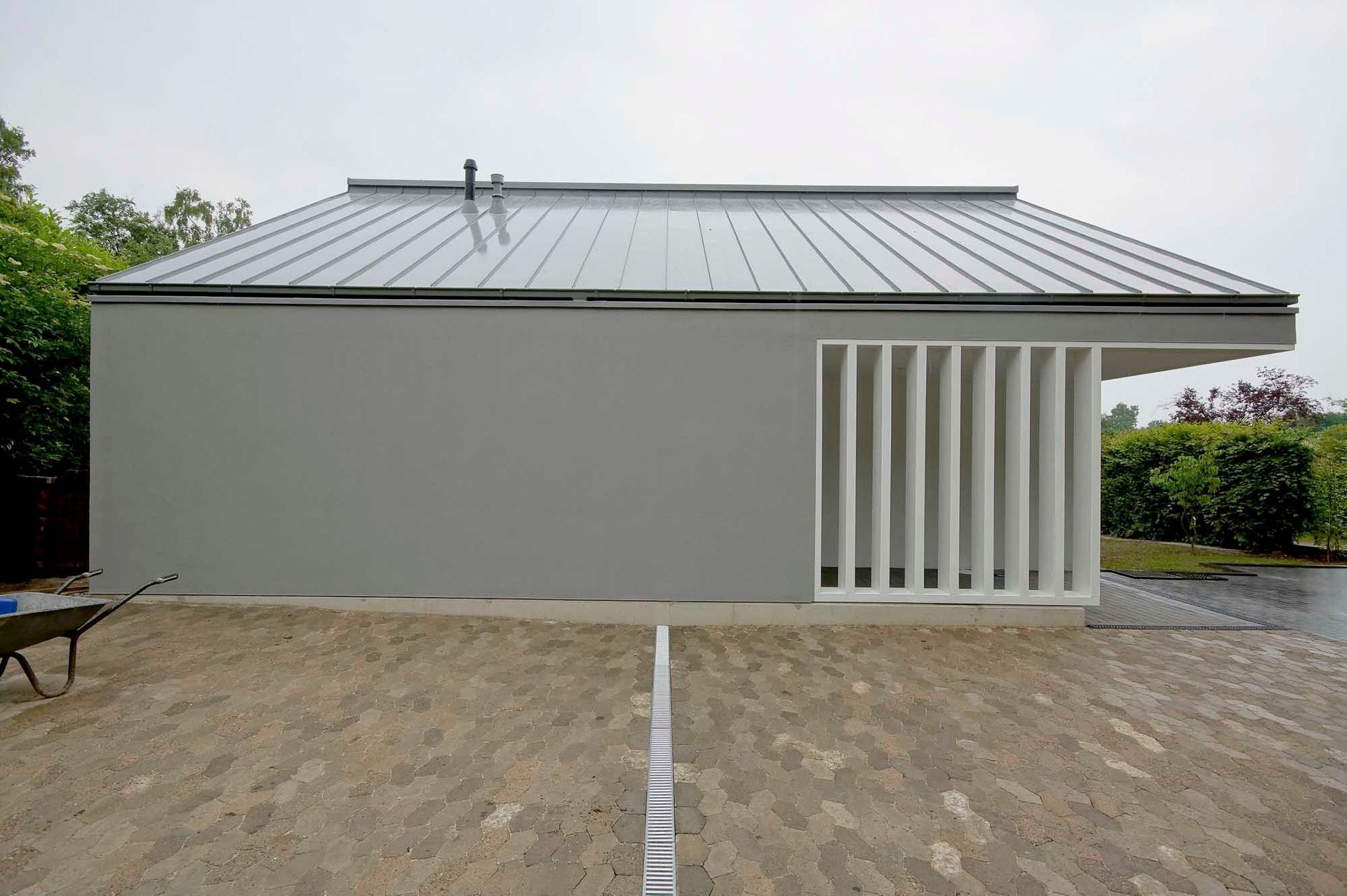 Ein kleines Haus mit einem Metalldach und einer weißen Tür