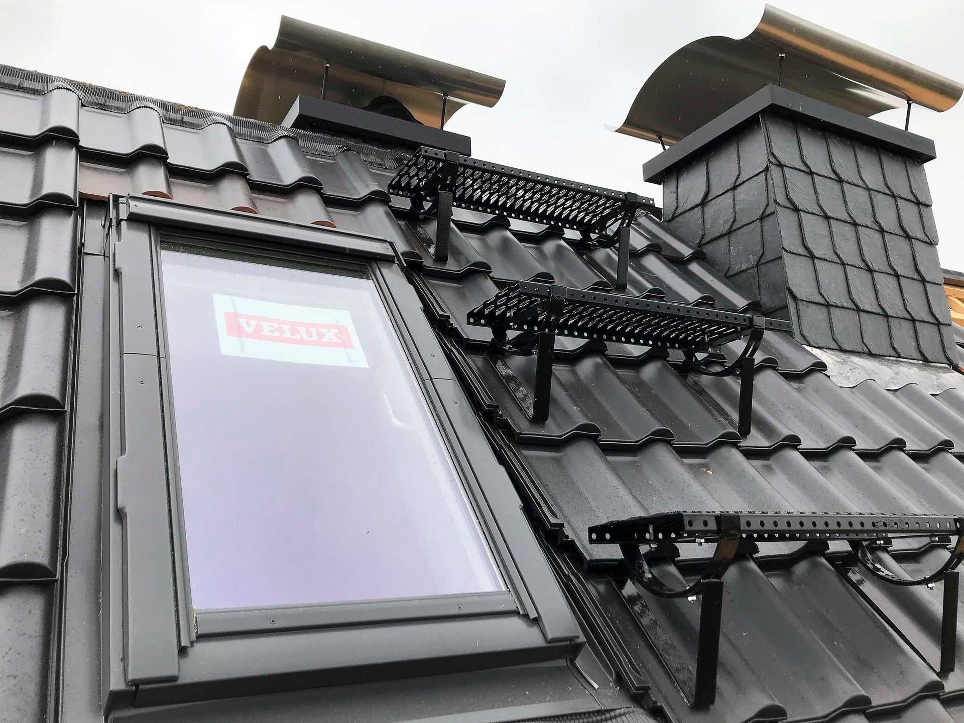 Ein Dach mit einem Oberlicht und einer Treppe darauf.