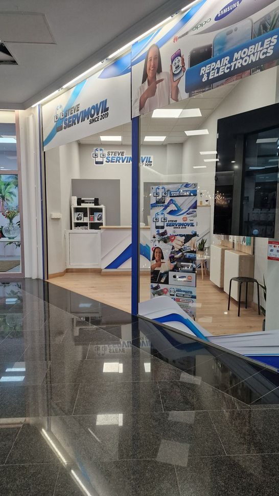 El interior de un edificio con muchos carteles en la pared.