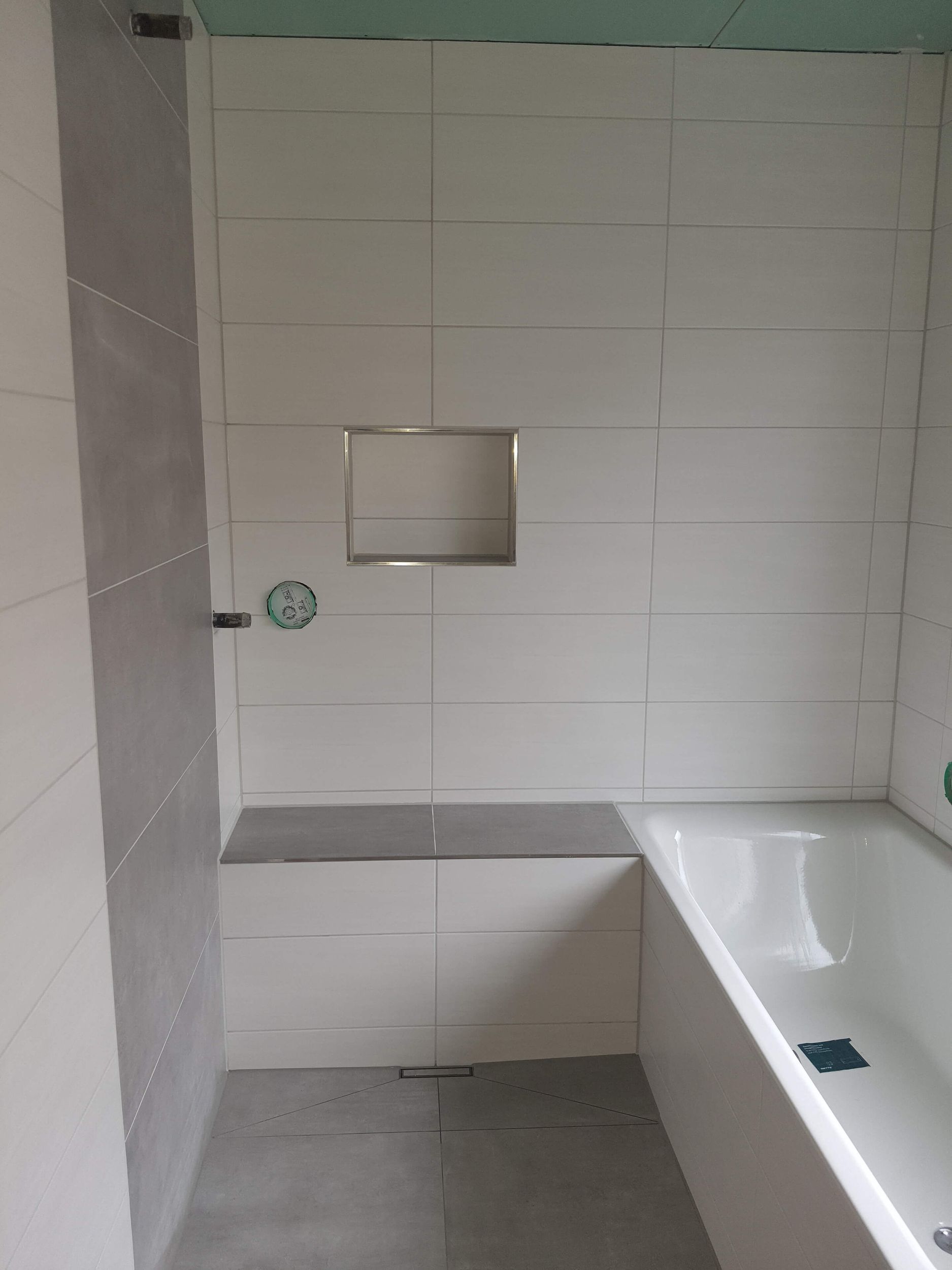 Ein Badezimmer mit Badewanne und Dusche.