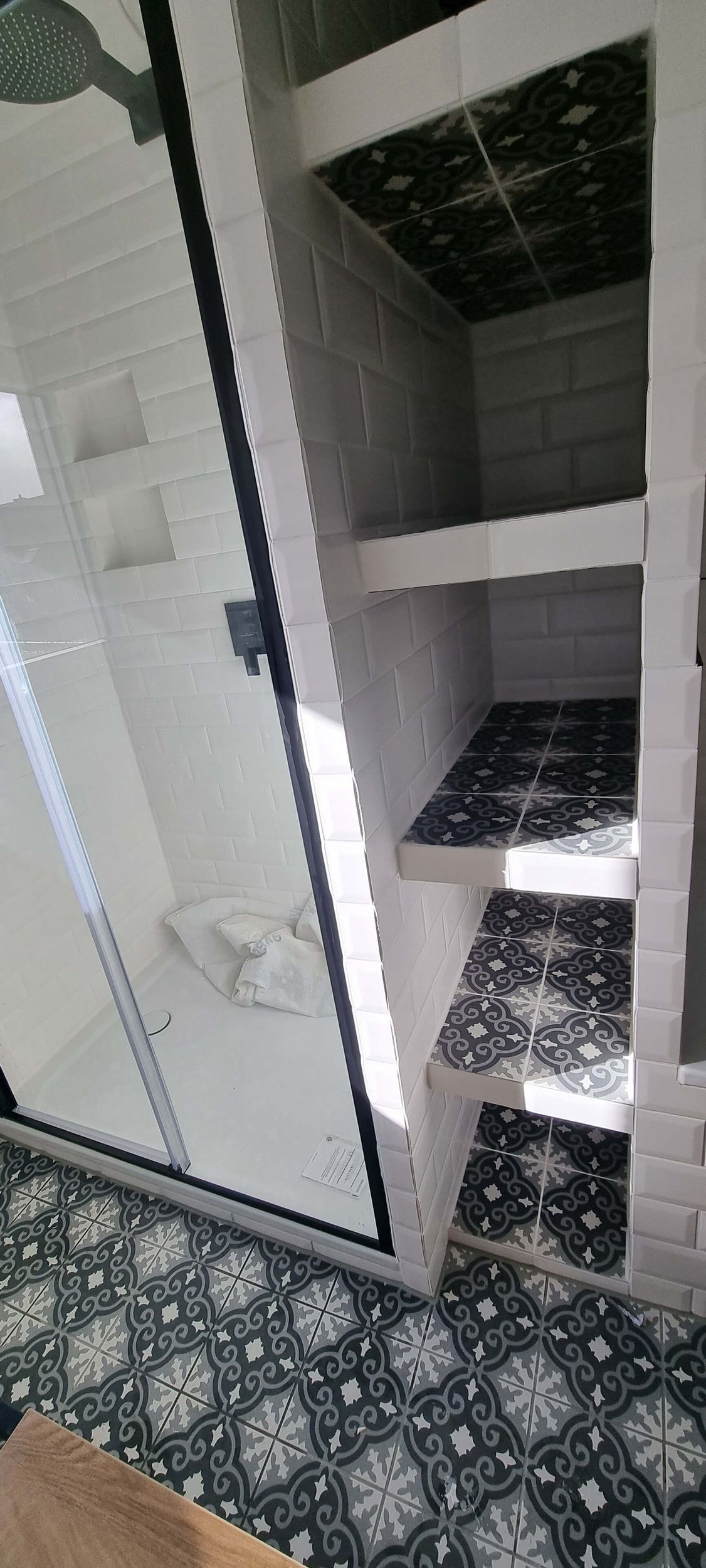 Ein Badezimmer mit ebenerdiger Dusche und einer Treppe, die dorthin führt.