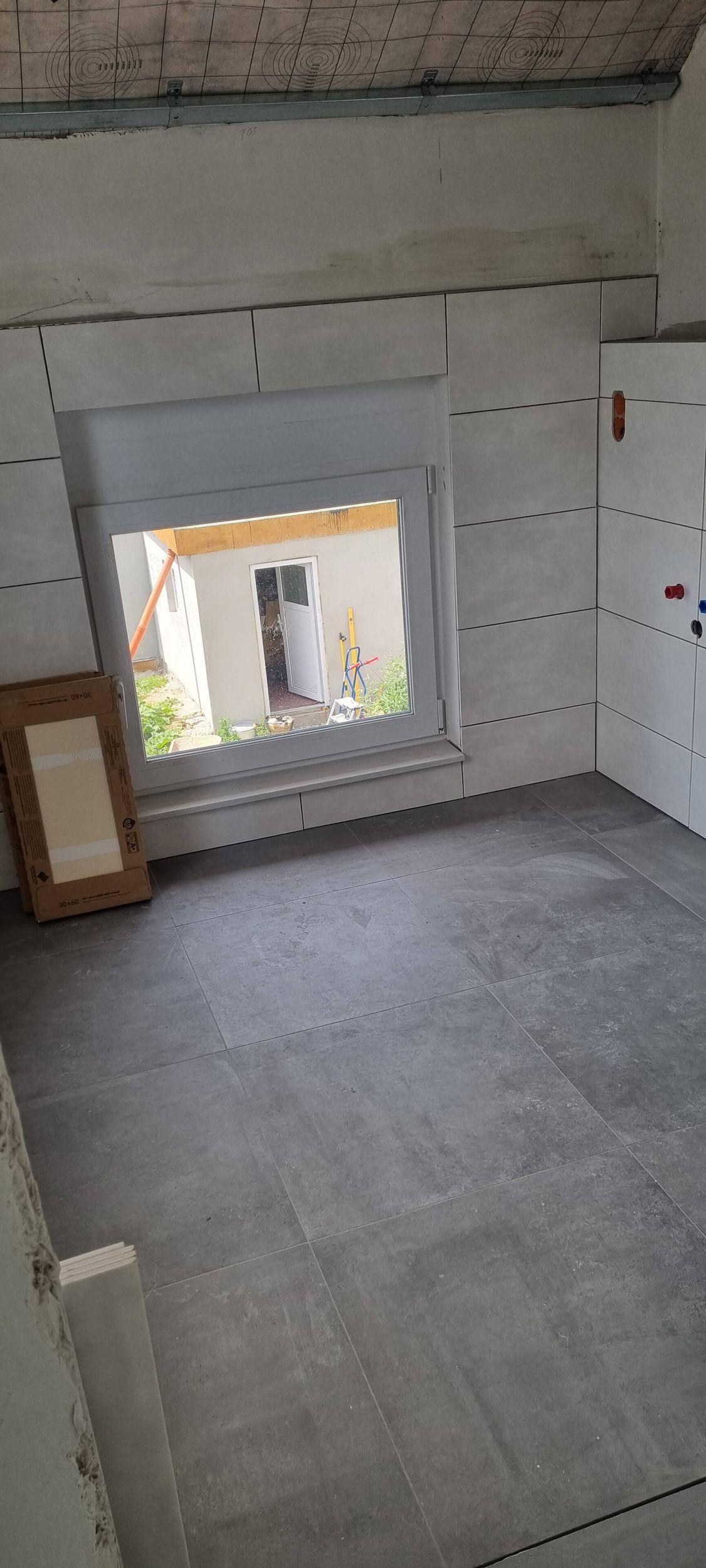 In der Mitte des Raumes ist ein Fenster.