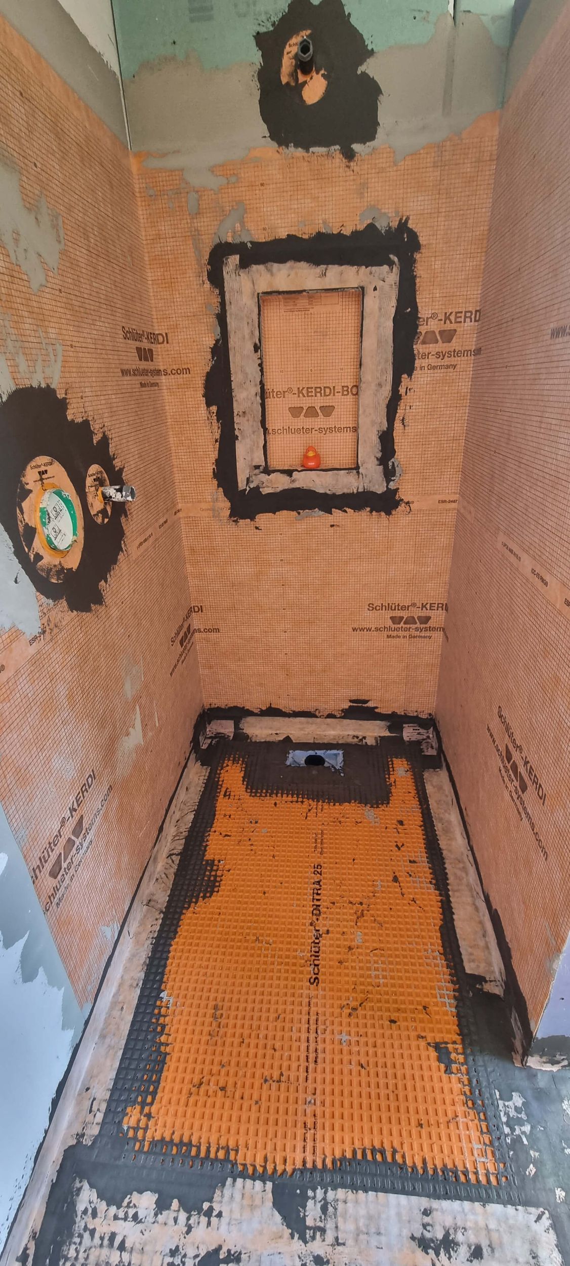 Ein Raum mit einer Ziegelwand und einem Teppich auf dem Boden.