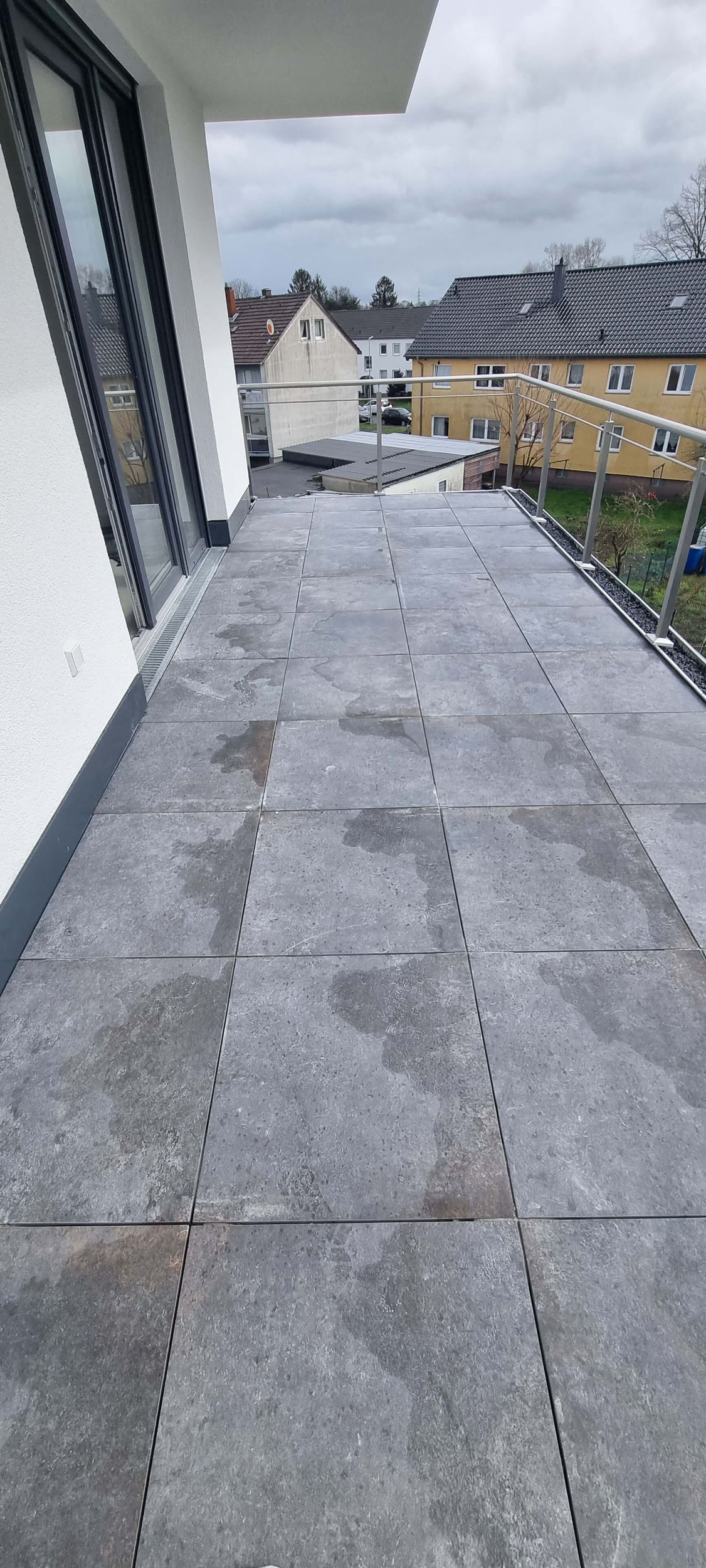 Auf dem Dach eines Gebäudes wird ein Balkon gebaut.