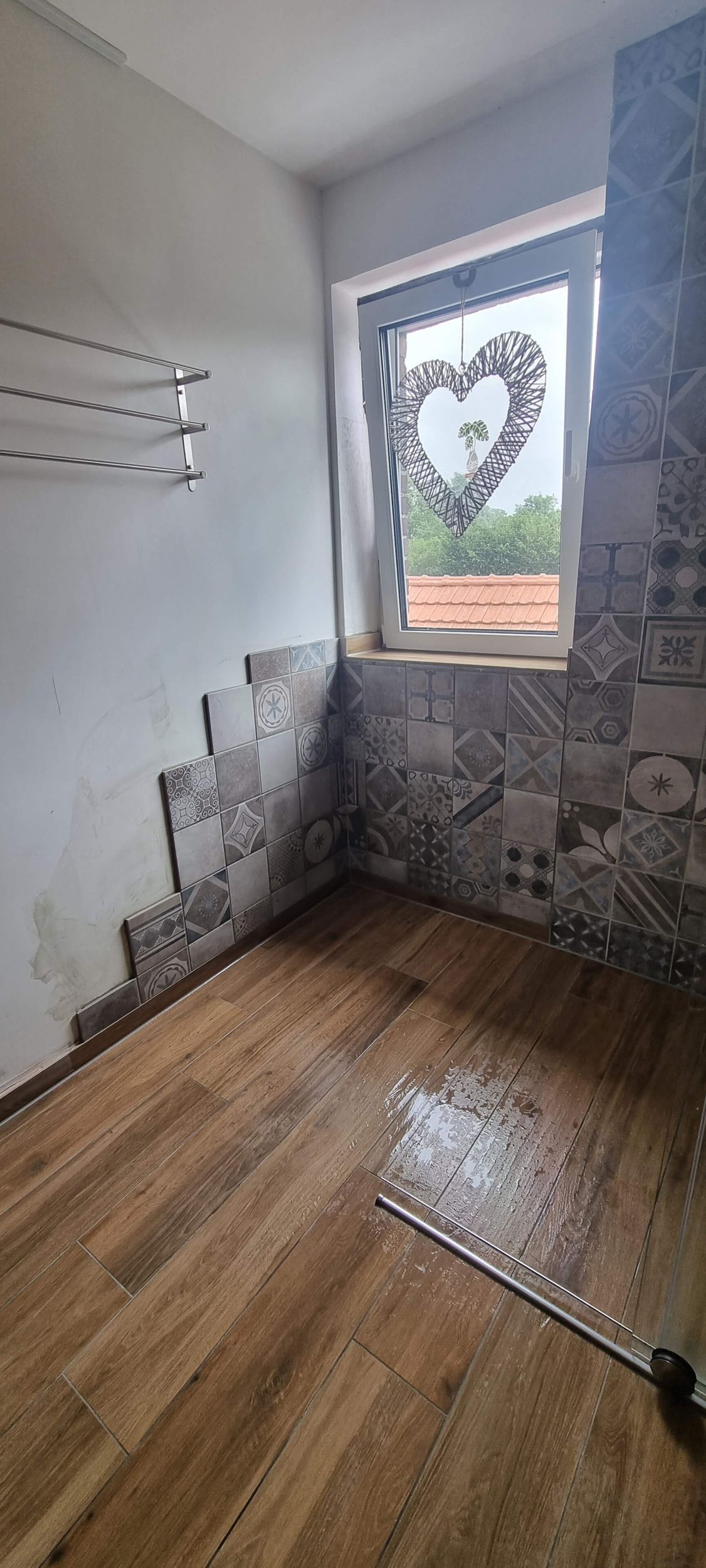 Im Fenster des Zimmers ist ein Herz.