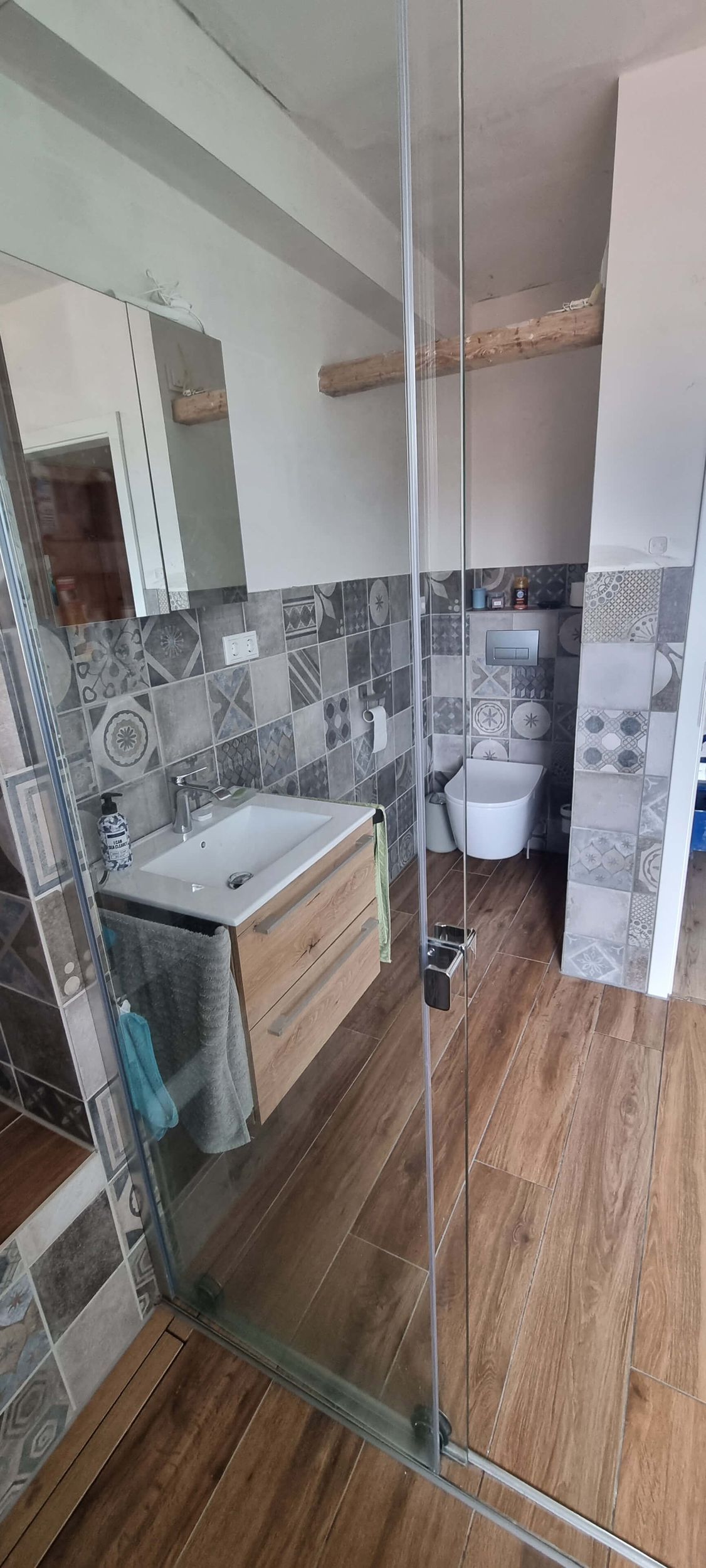 Ein Badezimmer mit Waschbecken, Toilette und Spiegel.